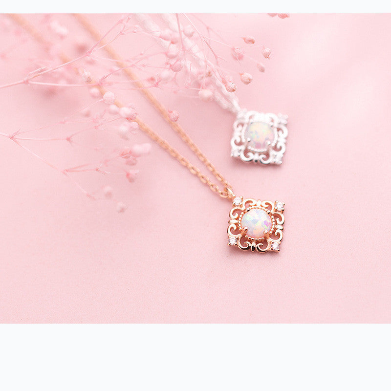 Pendentif collier en argent pour femmes Motif carré doux